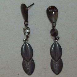 brinco de estamparia banho grafite folha 55x10mm com pedra strass cristal. 1 par